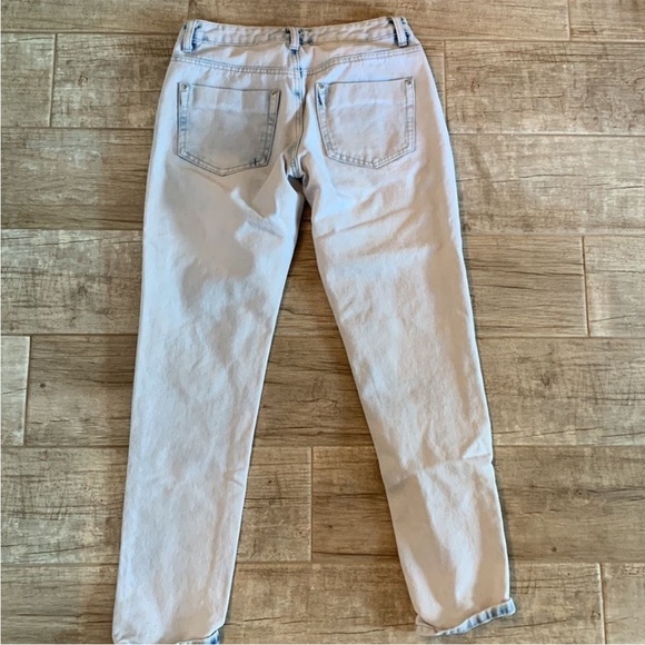 Boohoo light washed distressed light wash denim jeans with holes - Picture 2 of 2